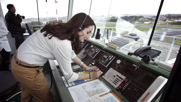 Una técnico de Alvedro trabaja en la torre de control