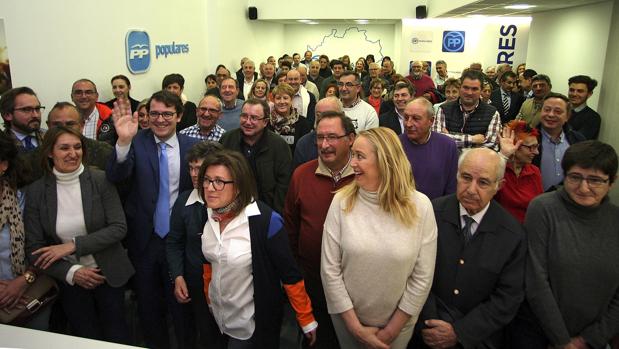 Mañueco, entre Rocío Lucas y Mar Angulo, en la sede del PP de Soria