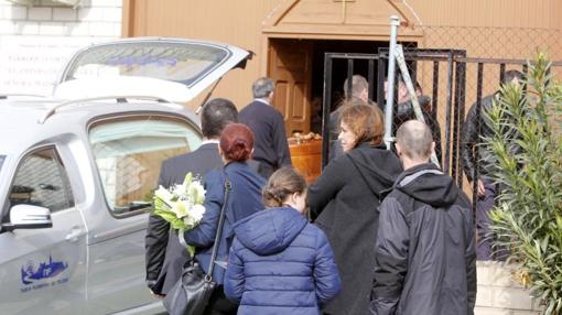 El féretro con el cadáver de Vanessa llega, a la ceremonia en la iglesia ortodoxa del polígono «Santa María de Benquerencia»