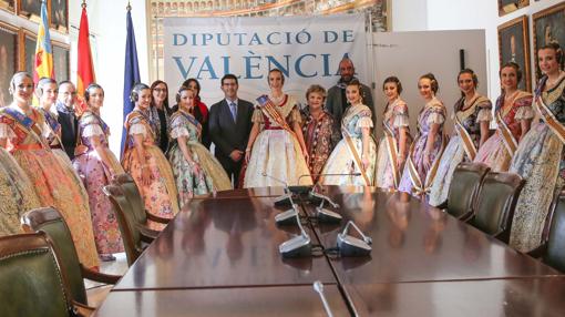 La Diputación entrega a las Fallas los estandartes conmemorativos del Patrimonio de la Humanidad