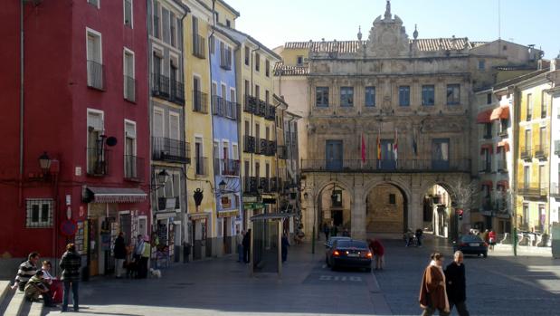 Plaza del Ayuntamiento de Cuenca, con el edificio consistorial al fondo