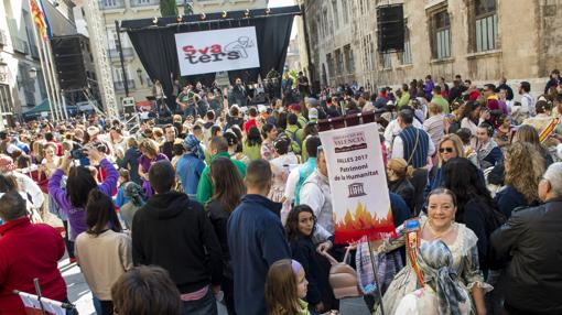 La Diputación entrega a las Fallas los estandartes conmemorativos del Patrimonio de la Humanidad