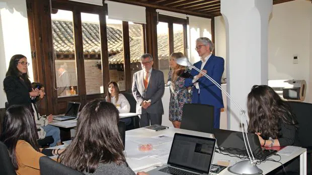 Felpeto, junto a Carlos Rojo y Olga Molina, durante una visita al Colegio de Arquitectos de Toledo