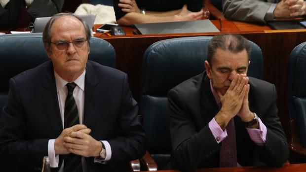 El portavoz del PSOE en la Asamblea, Ángel Gabilondo (izq.), junto al diputado socialista José Manuel Franco