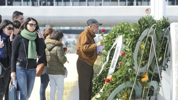 Familiares y amigos de las víctimas, en marzo de 2016 durante el primer aniversario del accidente
