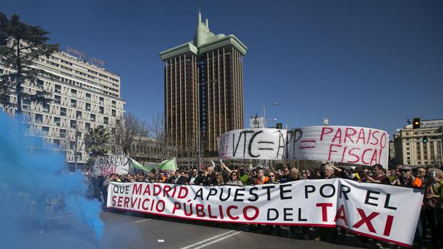 Algunos de los taxistas que se han manifestado hoy en Madrid
