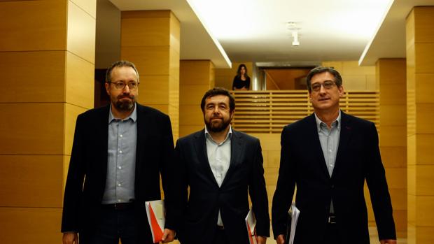 El secretario general del Grupo Ciudadanos, Miguel Gutieerez, el portavoz de la formación, Juan Carlos Girauta, y el vicepresidente primero del Congreso, Ignacio Prendes en el Congreso ÓSCAR DEL POZO