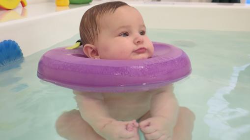 Un bebé, durante una de las sesiones de flotación, en Tu Baby Spa