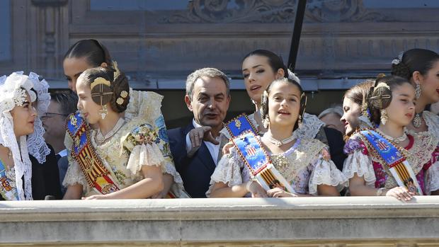 Imagen del expresidente Zapatero en el balcón del Ayuntamiento de Valencia, antes de la mascletà