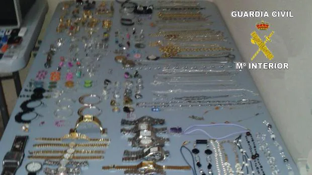 Algunas de las joyas que la policía está exponiendo para que los propietarios las puedan recuperar