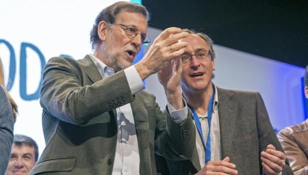 Mariano Rajoy, junto a Alfonso Alonso en el Congreso regional del PP vasco