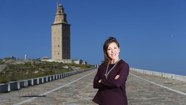 Beatriz Mato, junto a la Torre de Hércules, en La Coruña