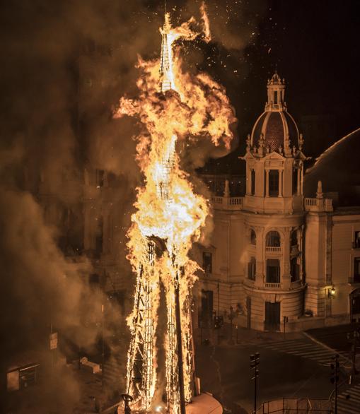 Imagen de la falla municipal en la nit de la Cremà