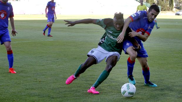 Owusu pelea un balón con un adversario este domingo ante el Amorebieta