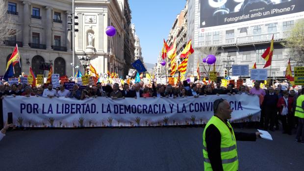 Imagen de la cabecera de la manifestación contra el independentismo, en Via Laietana