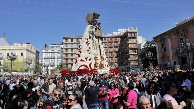 Imagen de la Virgen de los Desamparados en la plaza, con el manto completo de flores tras la Ofrenda