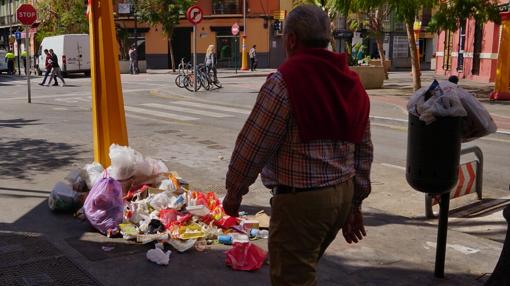 Imagen de una calle de Valencia después de las Fallas