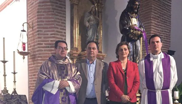 García, junto al alcalde José Luis Fernández y el párroco
