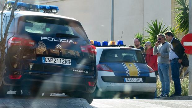 La Policía en el lugar donde se ha producido el disparo con arma de fuego en plena calle en Alicante