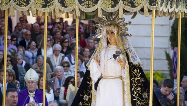 Braulio Rodríguez camina tras la imagen de la virgen de los Dolores en un via crucis