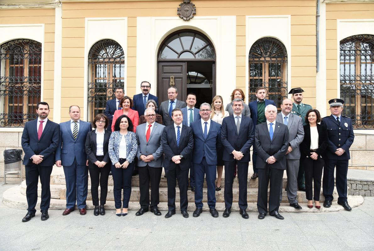 García-Page, junto al alcalde Juan Carlos Navalón, Álvaro Gutiérrez y los consejeros del Gobierno regional