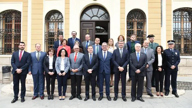 García-Page, junto al alcalde Juan Carlos Navalón, Álvaro Gutiérrez y los consejeros del Gobierno regional