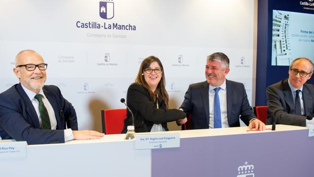 Regina Leal firma el contrato del nuevo hospital de Toledo