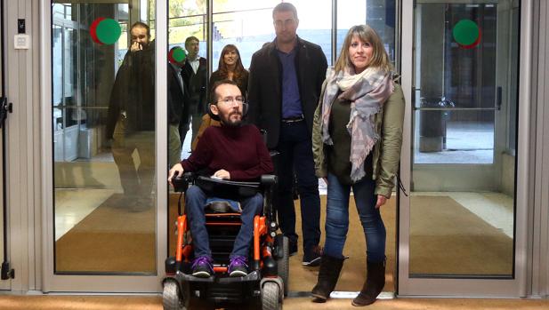 Pablo Echenique, Juan Merlo y Carmen Santos, en Santiago