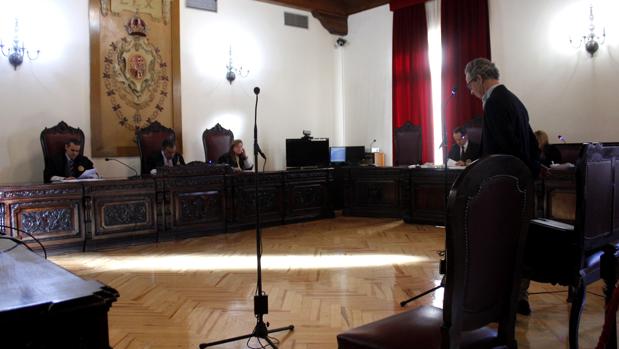 Luis Serrano López, a la derecha, durante el juicio en la Audiencia Provincial de Toledo