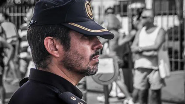 Un agente de Policía en una zona turística de Canarias