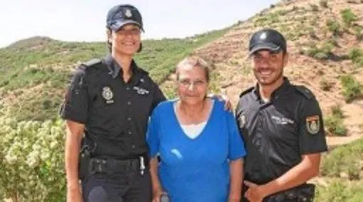 Agentes que salvaron a una mujer con movilidad reducida en Gran Canaria