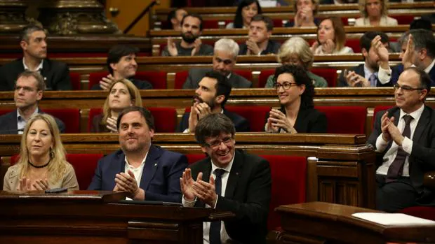 Carles Puigdemont aplaude en una sesión del Parlamento catalán