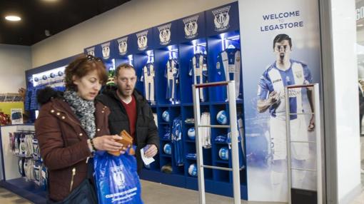 La tienda oficial del Leganés C.F. está en el local 108 del centro comercial Sambil