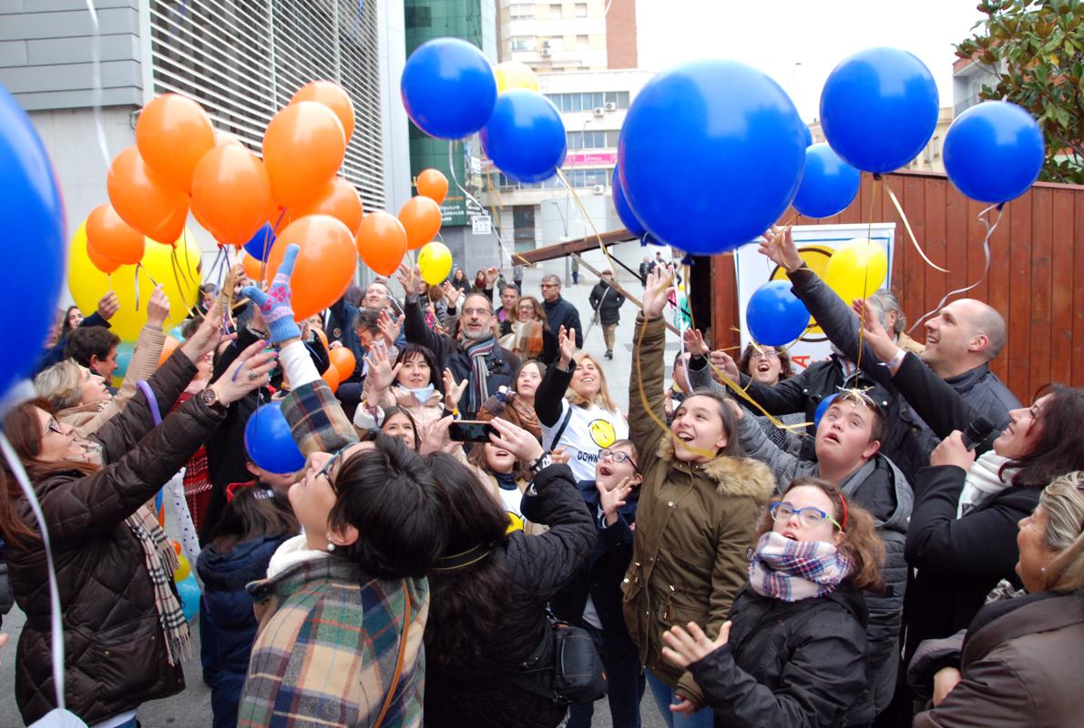 Suelta de globos en la Avenida de Toledo