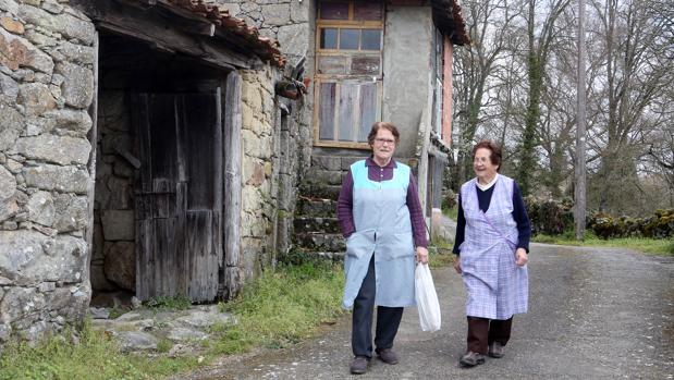 Las dos vecinas, cómplices, pasean por la aldea donde formaron su familia