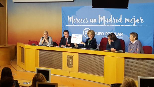 La portavoz del PP en el Ayuntamiento, Esperanza Aguirre, explica la subida del impuesto de plusvalías