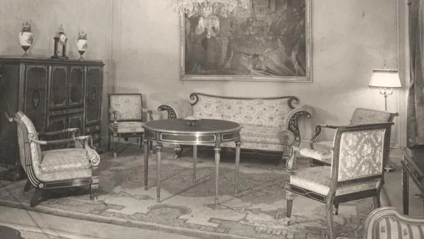 Imagen de un conjunto de muebles y decoración de la firma Loscertales a mediados del siglo pasado