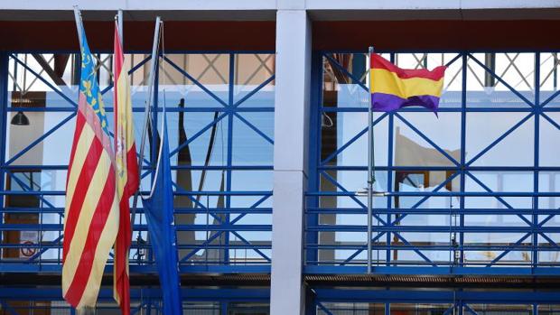 Bandera republicana en el balcón del Ayuntamiento de Xirivella