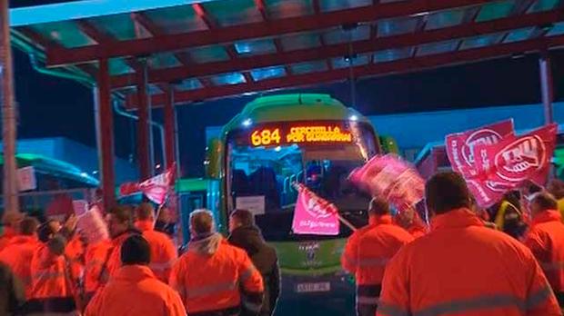 Antidisturbios y lunas rotas en la huelga de Autobuses Larrea de Madrid