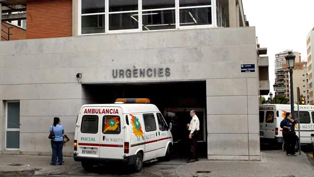 Imagen de la entrada a urgencias del hospital Clínico de Valencia