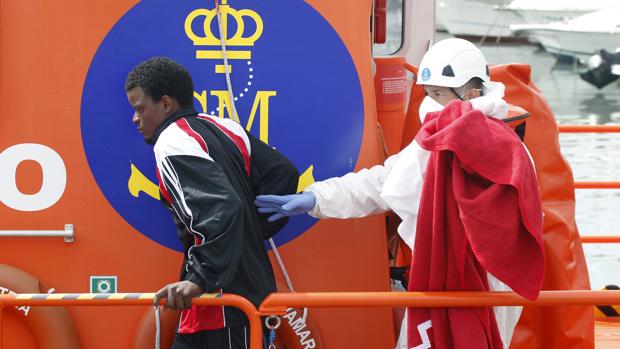 Un inmigrante en el puerto de Algeciras