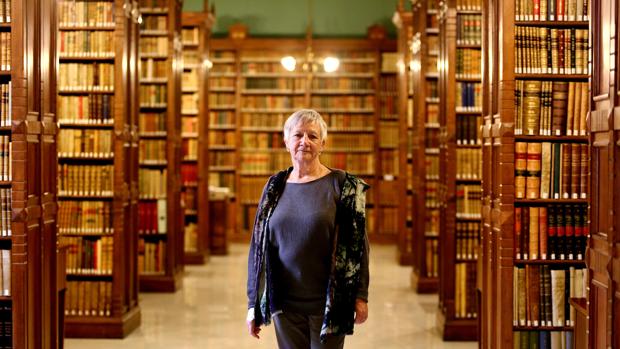 Paz Battaner, en la biblioteca de la RAE