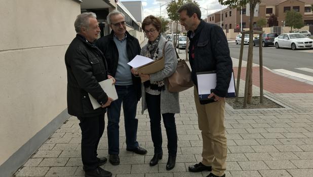 La directora provincial de Sanidad en Albacete, Blanca Hernández, con técnicos de Salud Pública en el barrio de Imaginalia