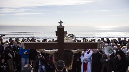 Imagen del traslado del Cristo del Salvador a la playa de las Arenas de Valencia