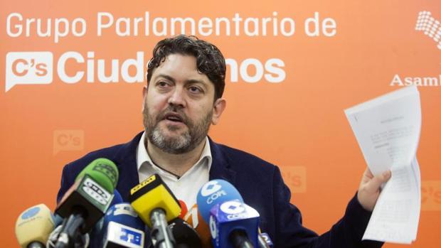 El portavoz de Cs en Murcia, Miguel Sánchez, mostró su apoyo con condiciones a la moción del PSOE ayer