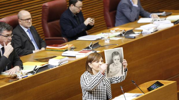 Isabel Bonig muestra el retrato de su padre