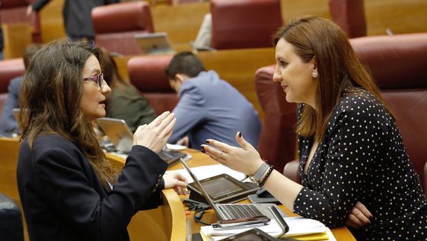 María José Catalá y Mónica Oltra, en las Cortes