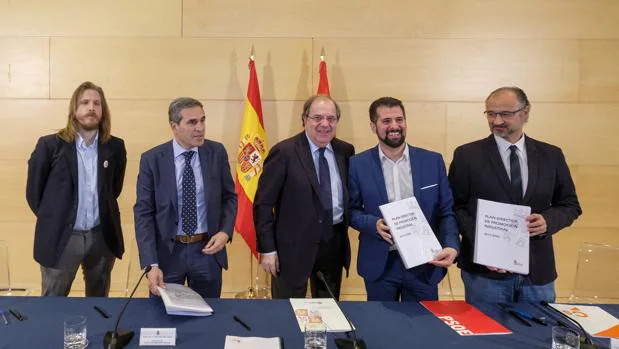 Juan Vicente Herrera, junto al resto de portavoz de los grupos en las Cortes, en la firma del pacto por la reindustrialización de Castilla y León