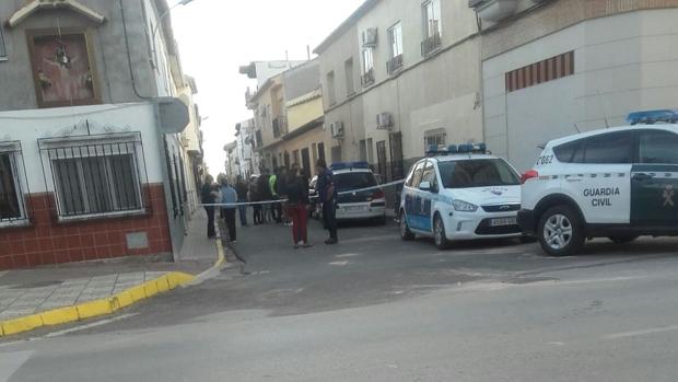 Cordón policial de la Guardia Civil en las inmediaciones donde se produjo el crimen