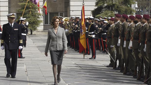 La ministra de Defensa, María Dolores de Cospedal, pasa revista a las tropas